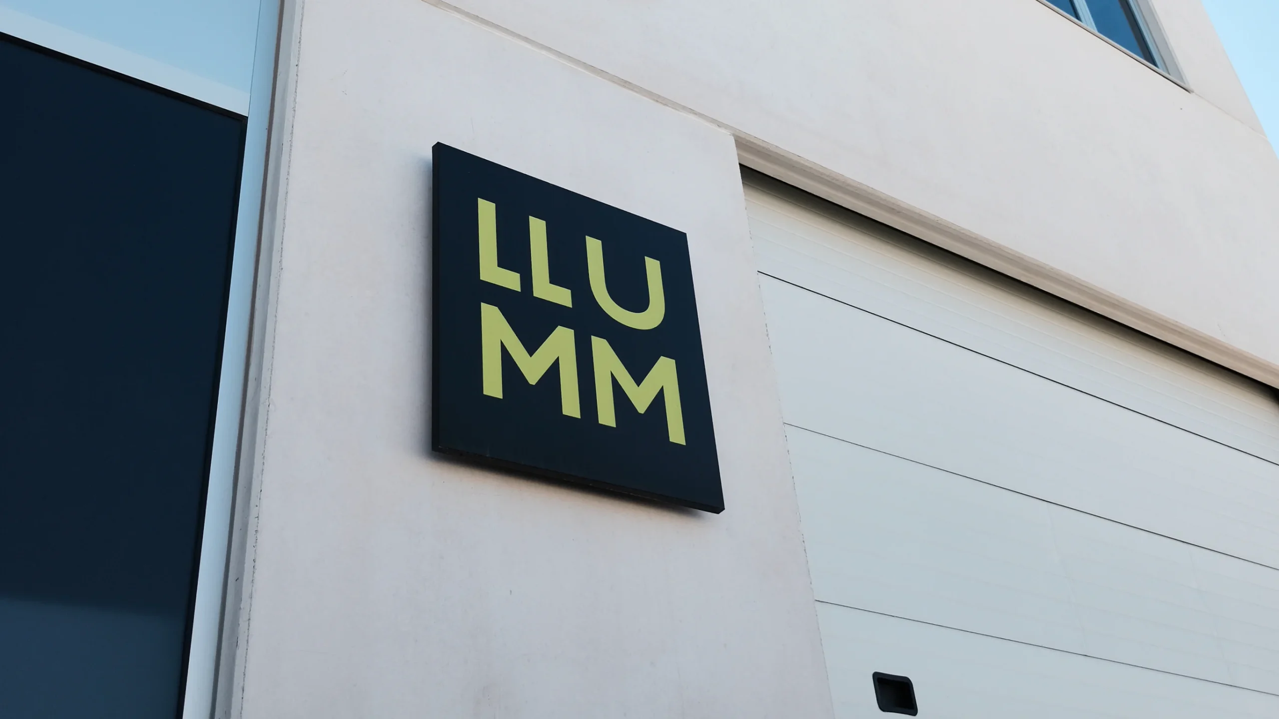 Imagen logo empresa Llumm Studios